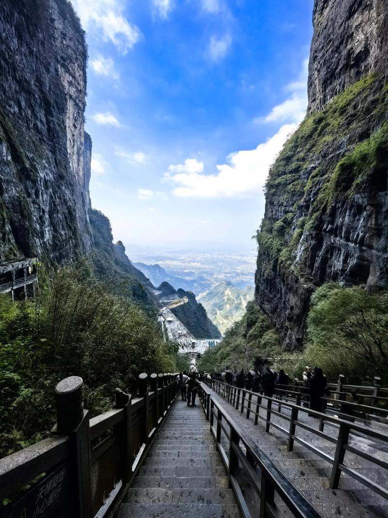 天门山玻璃栈道与索道