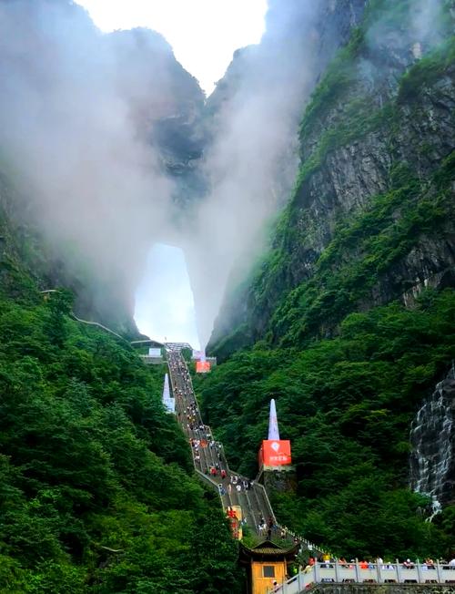张家界天门山玻璃栈道道